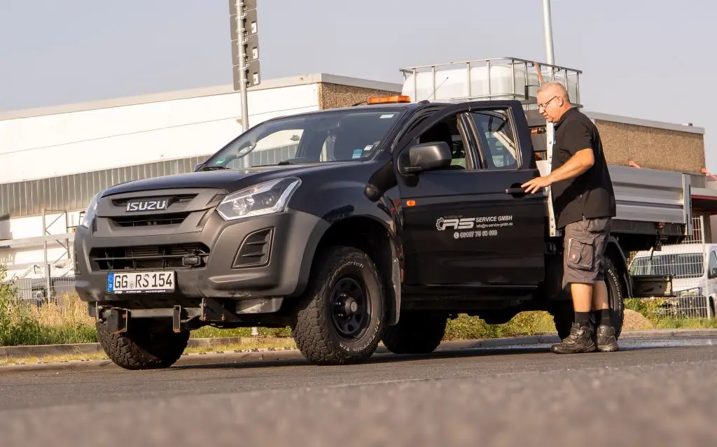 Mitarbeiter der RS Service GmbH an einem Einsatzfahrzeug