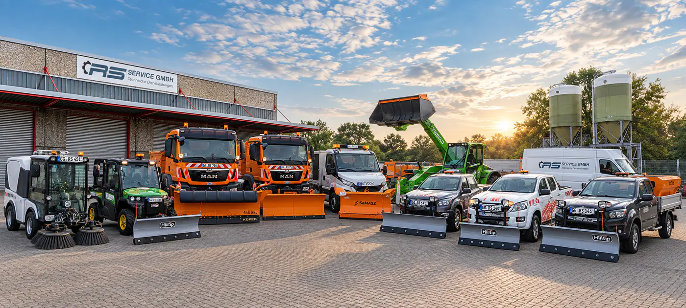 Fuhrpark der RS Service GmbH mit mehreren Nutz- und Spezialfahrzeugen