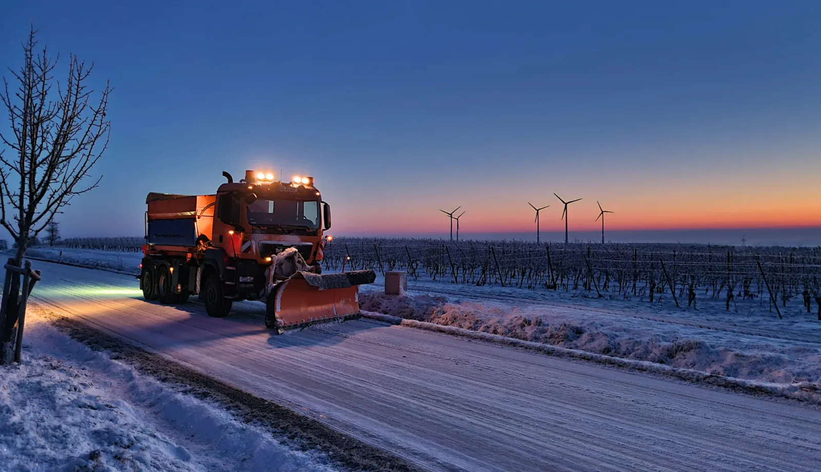 Winterdienstfahrzeug der RS Service GmbH im Einsatz