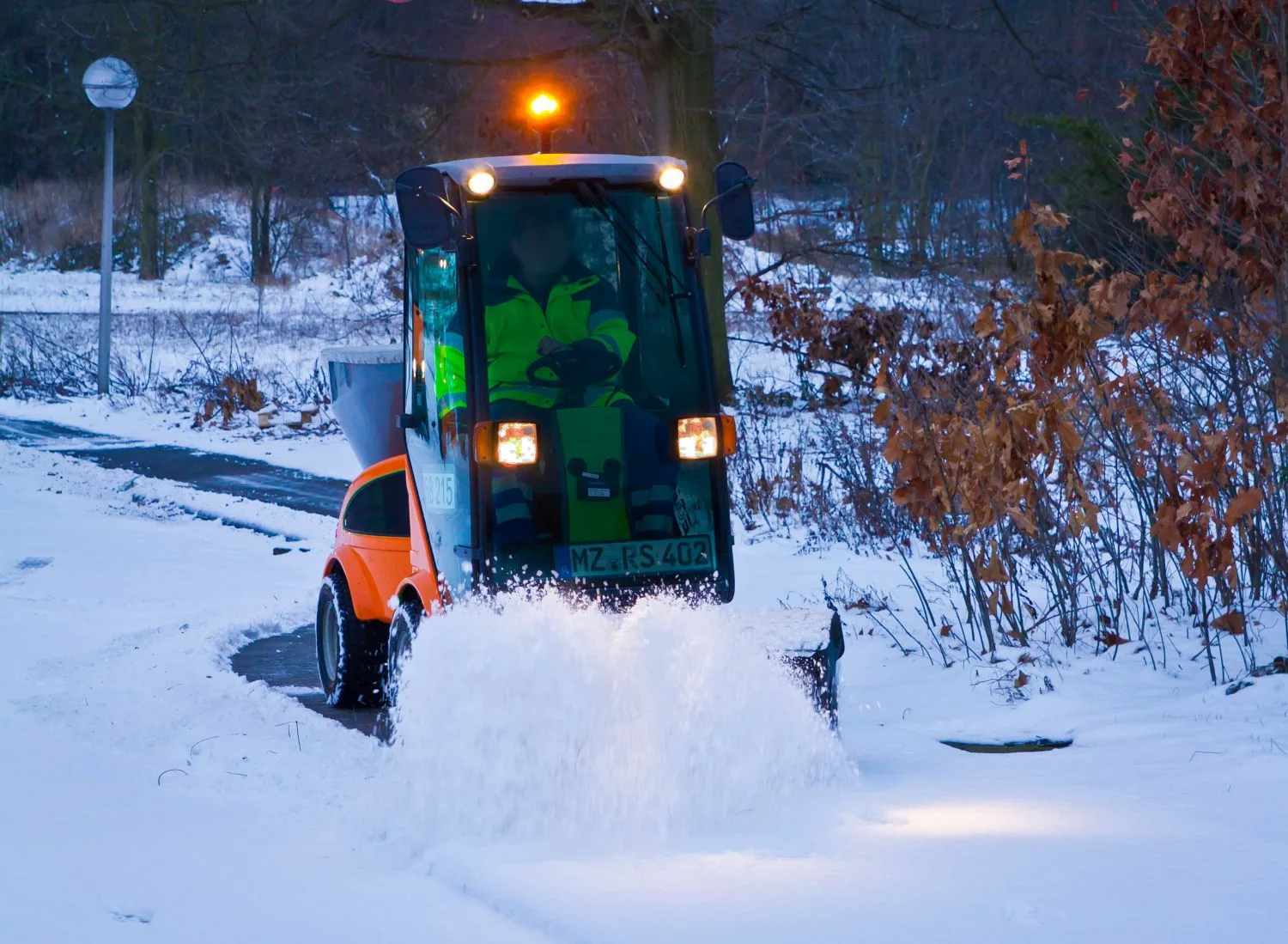 Professioneller Winterdienst mit Räumtechnik auf einer gewerblichen Liegenschaft