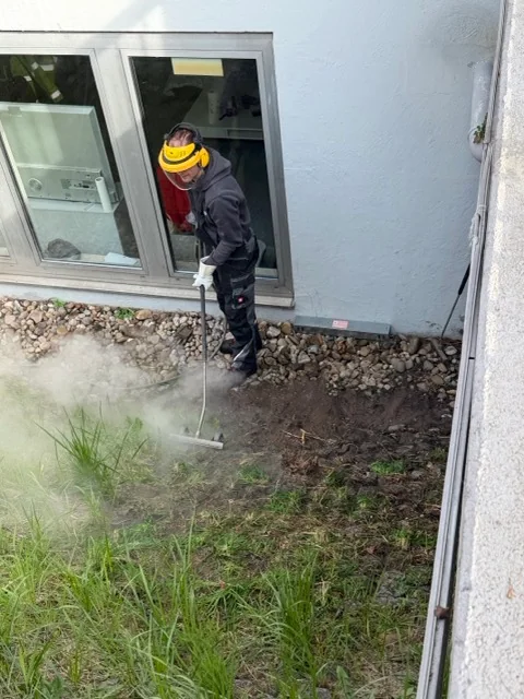 Einsatz des Heißwassergeräts zur Unkrautbekämpfung