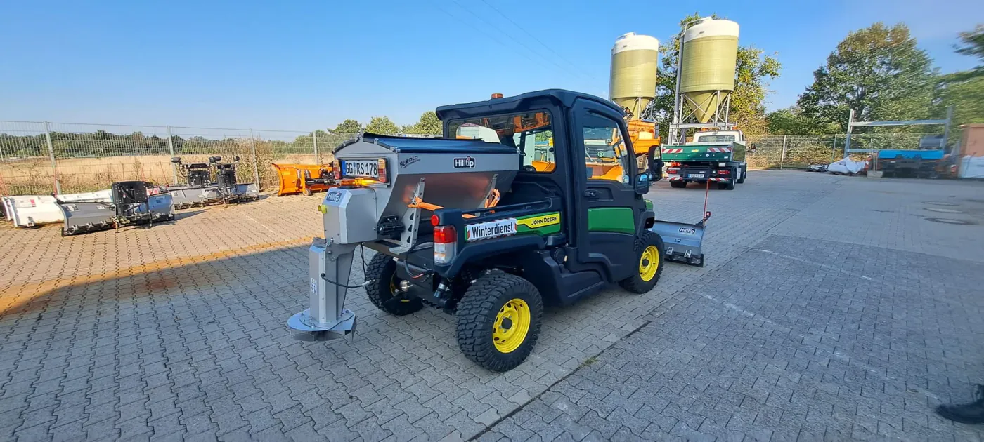 John Deere Gator – Ansicht von schräg hinten