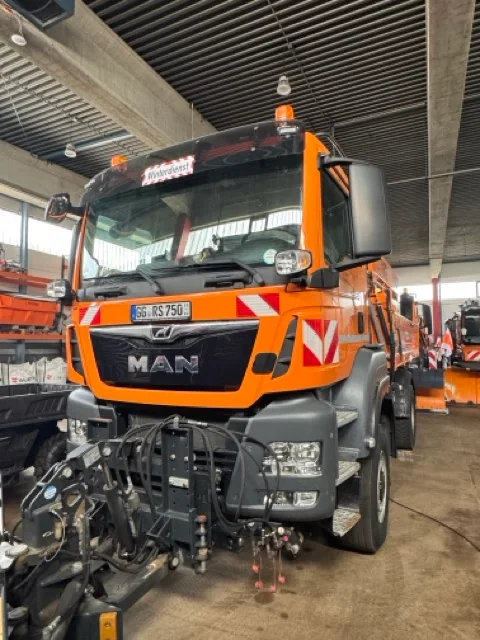 MAN TGA 18.320 Dreiseitenkipper mit Allrad – Frontansicht
