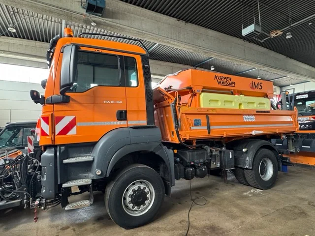 MAN TGA 18.320 Dreiseitenkipper mit Allrad – Seitenansicht