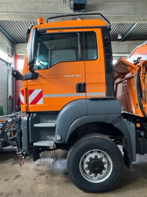 MAN TGA 18.320 Dreiseitenkipper mit Allrad – weitere Seitenansicht