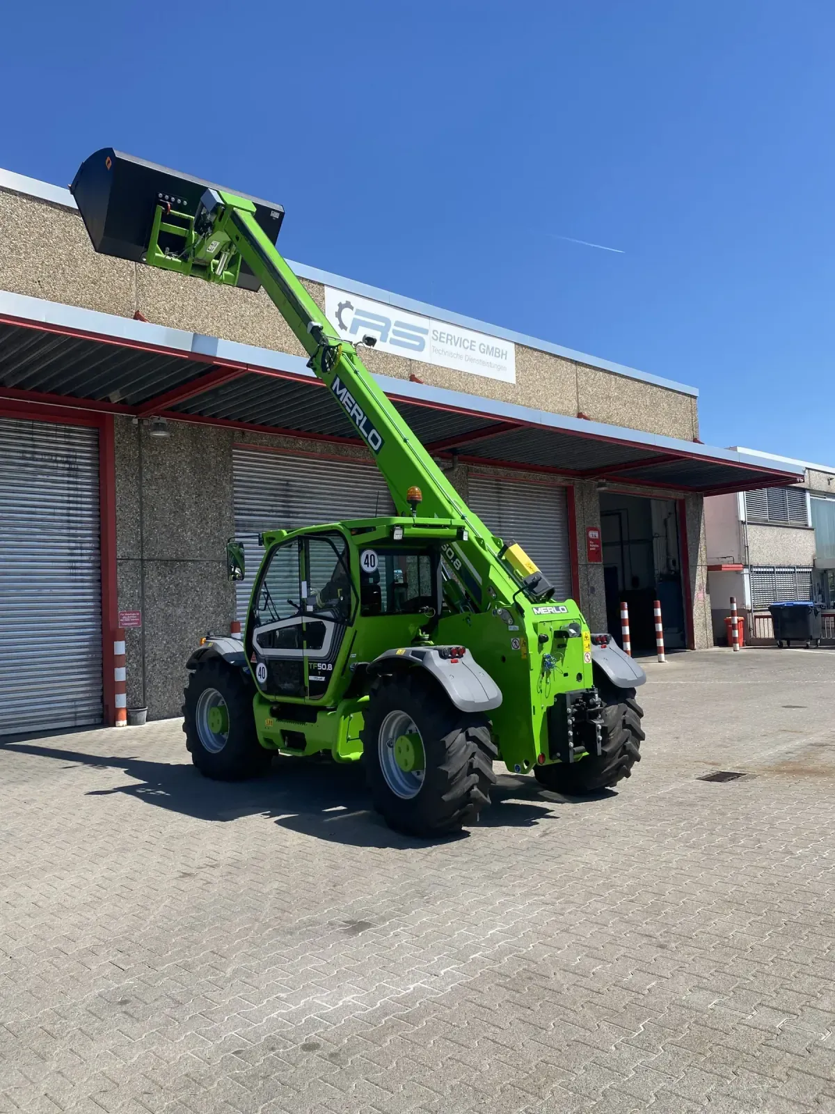 Merlo TF 50.8 T-170 Teleskoplader mit angehobener Schaufel