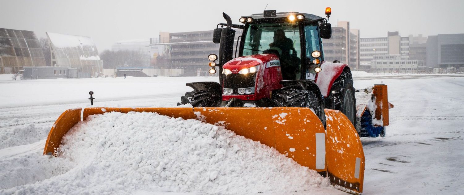 Traktor mit Schneepflug