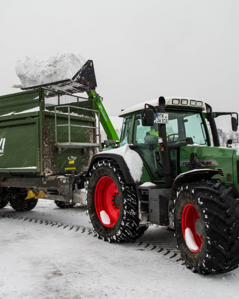 Großer Traktor bei der Schneebeseitigung