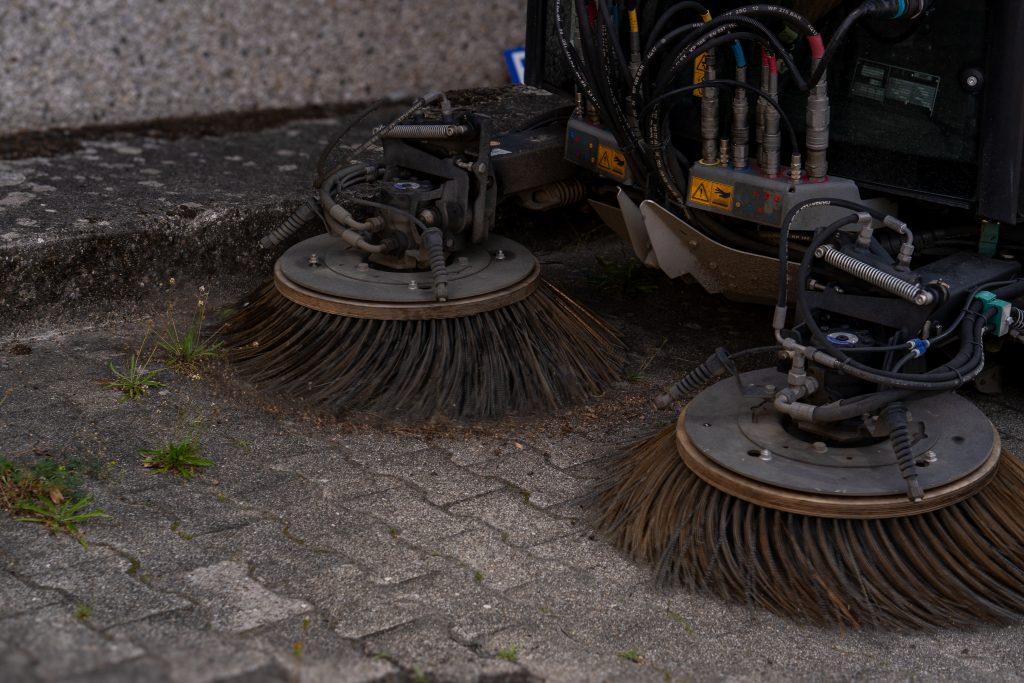 Die Bürsten einer Kehrmaschine in Großaufnahme