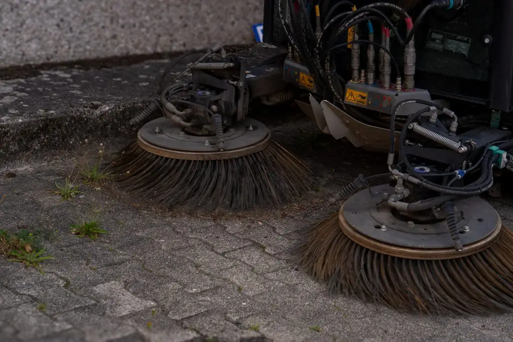Die Bürsten einer Kehrmaschine in Großaufnahme