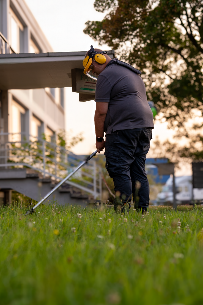 Grünpflege mit einem elektrischen Rasentrimmer