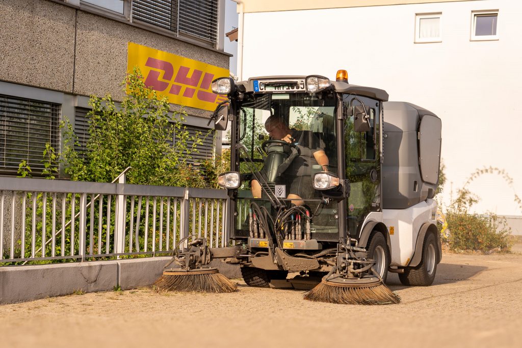 Kehrmaschine reinigt Außengelände